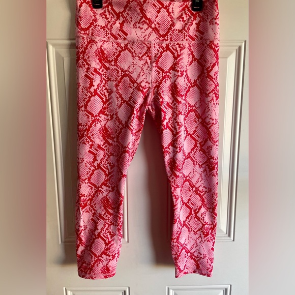 Never Worn Fabletics Define Powerhold Capri Leggings in Pink Persimmon Python - Picture 10 of 11
